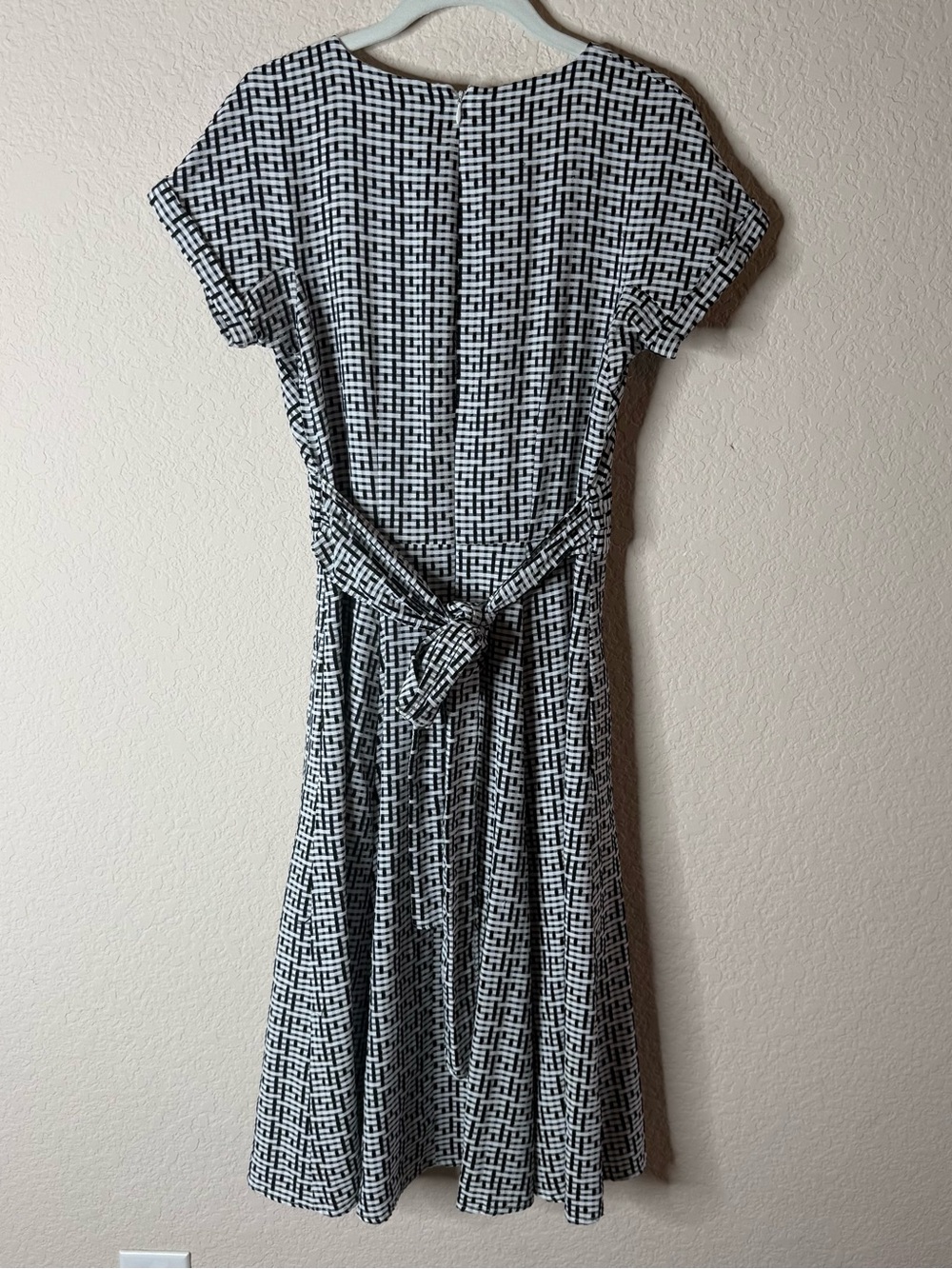 Gal Meets Glam Black and White Printed Midi Dress - Picture 4 of 5